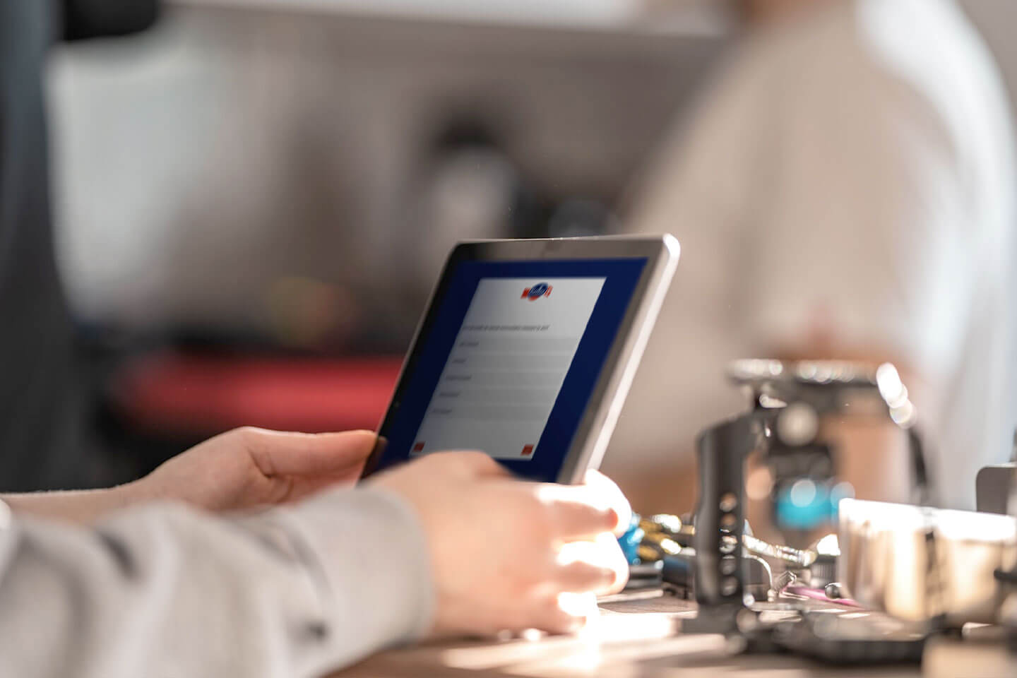 Hand hält Tablet