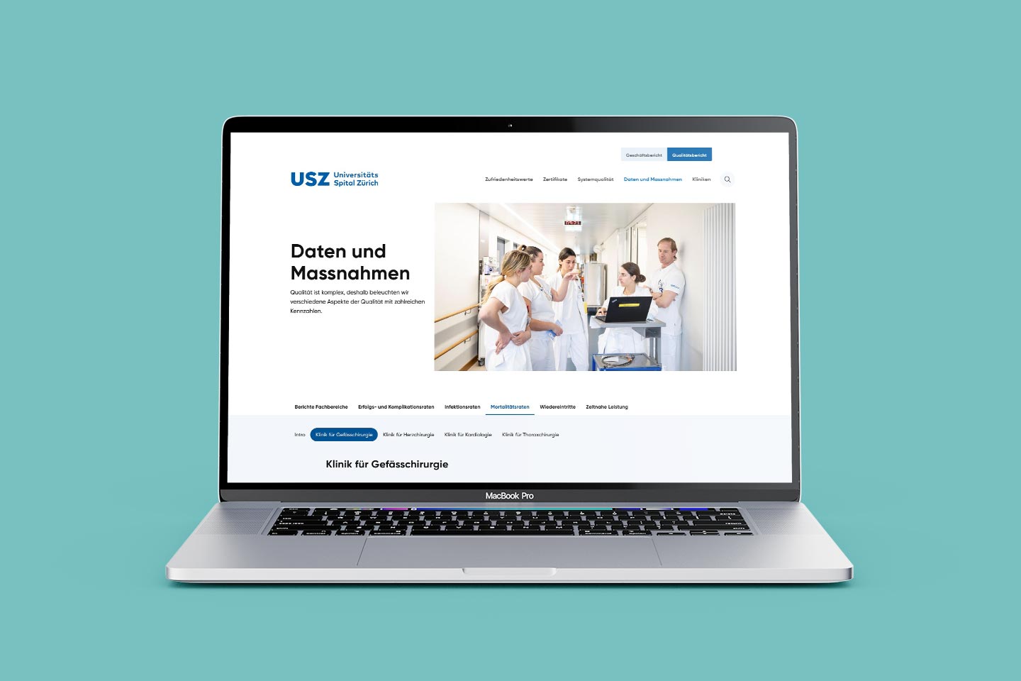Laptop zeigt einen Ausschnitt einer Detailseite des Qualitätsbericht des Universitätsspital Zürich zum Thema Systemqualität. Auf einem Foto sind Mitarbeitende in einer Besprechung zu sehen.