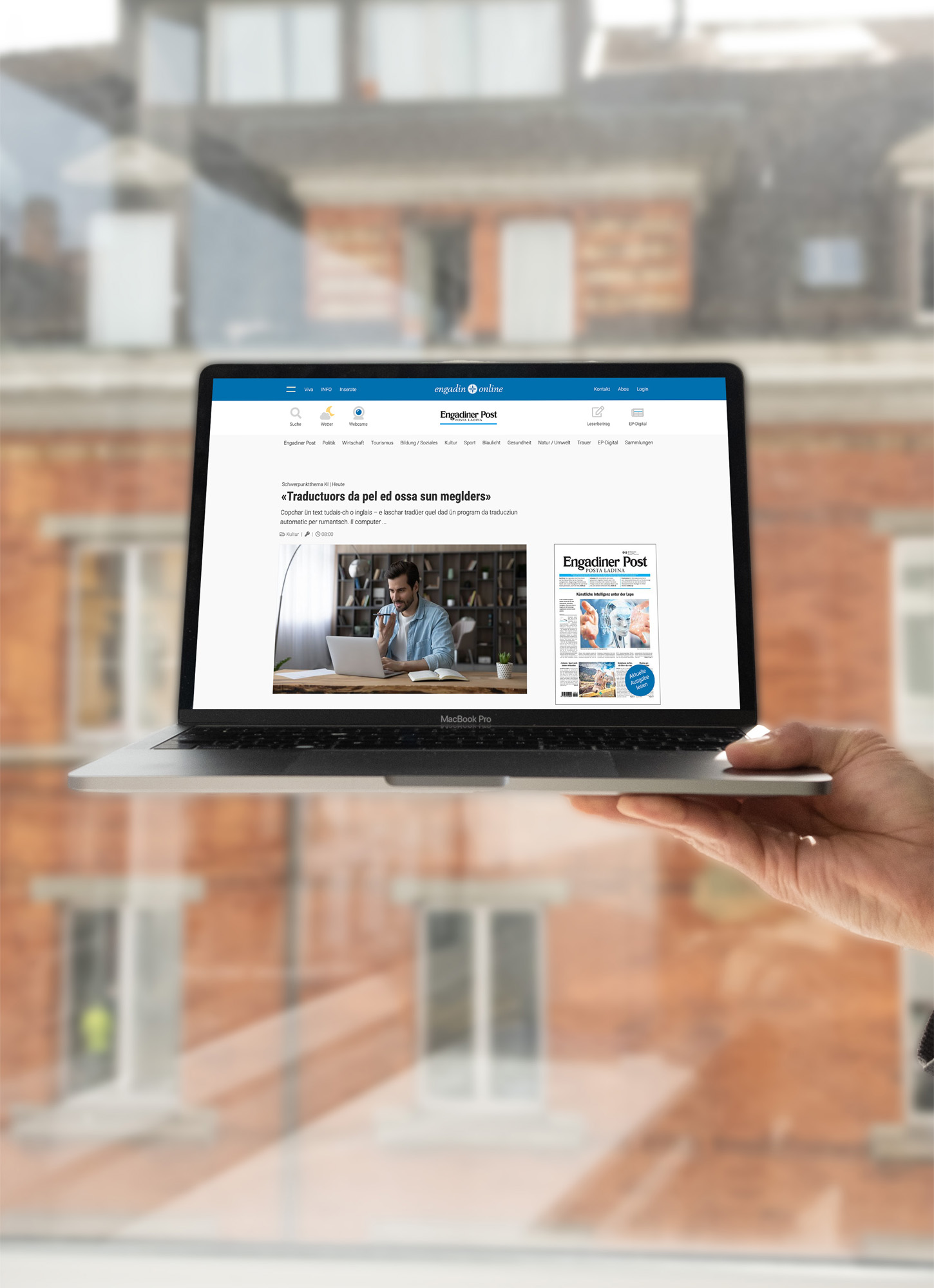 Laptop in der Hand