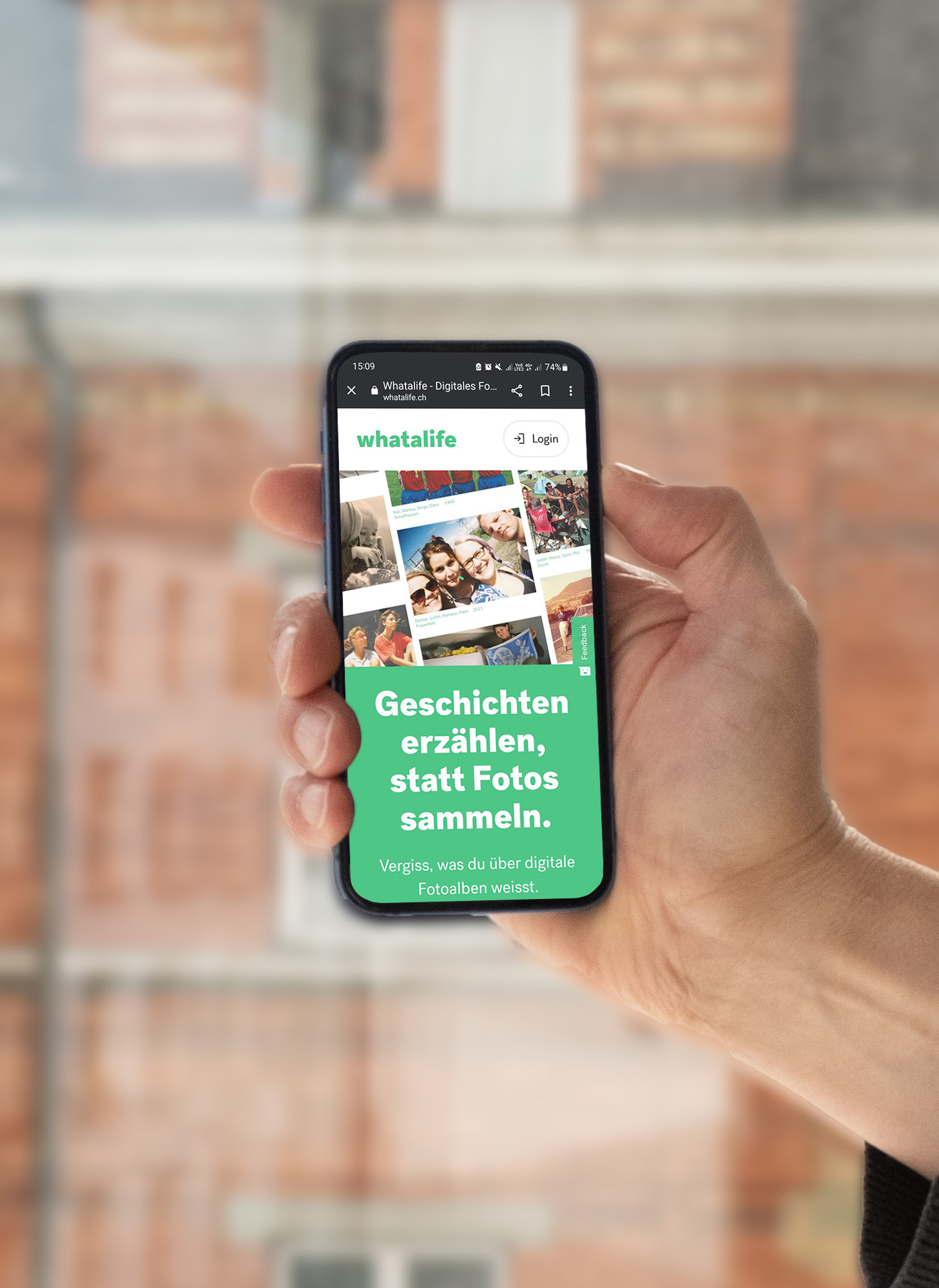 Handy in der Hand zeigt User Experience Review Showcase